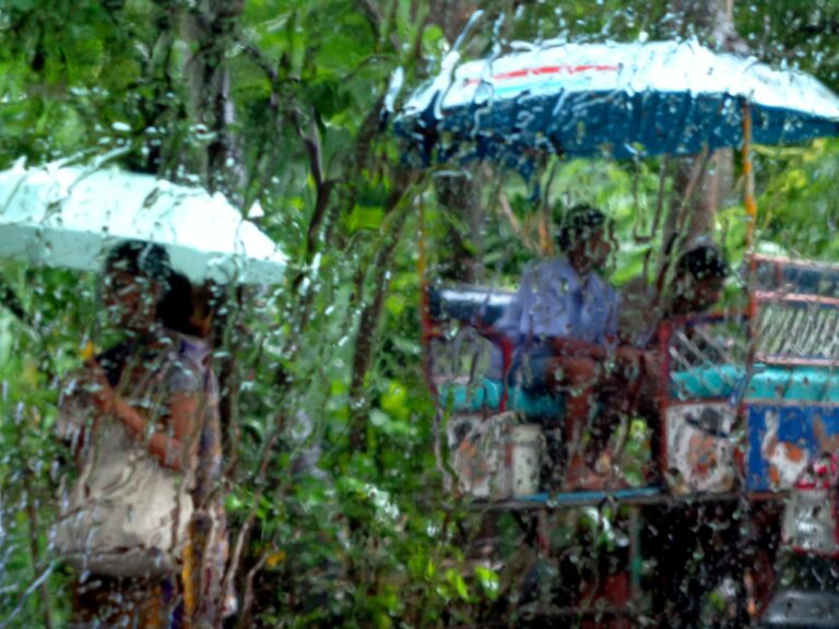 बरसात, छाता और वो लड़की