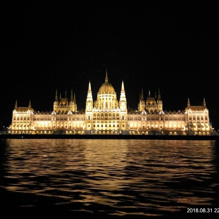 रात में जादुई नगरी लगने लगता है बुडापेस्ट
