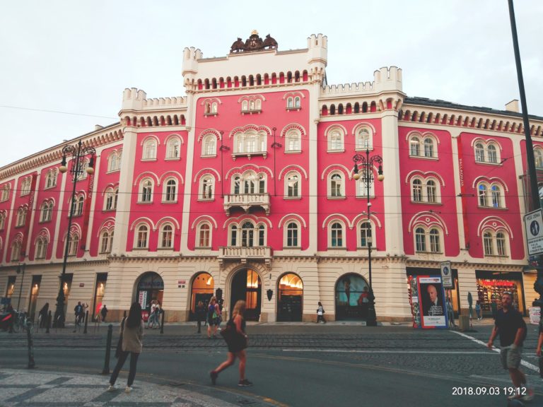 किलों और महलों का शहर है प्राग